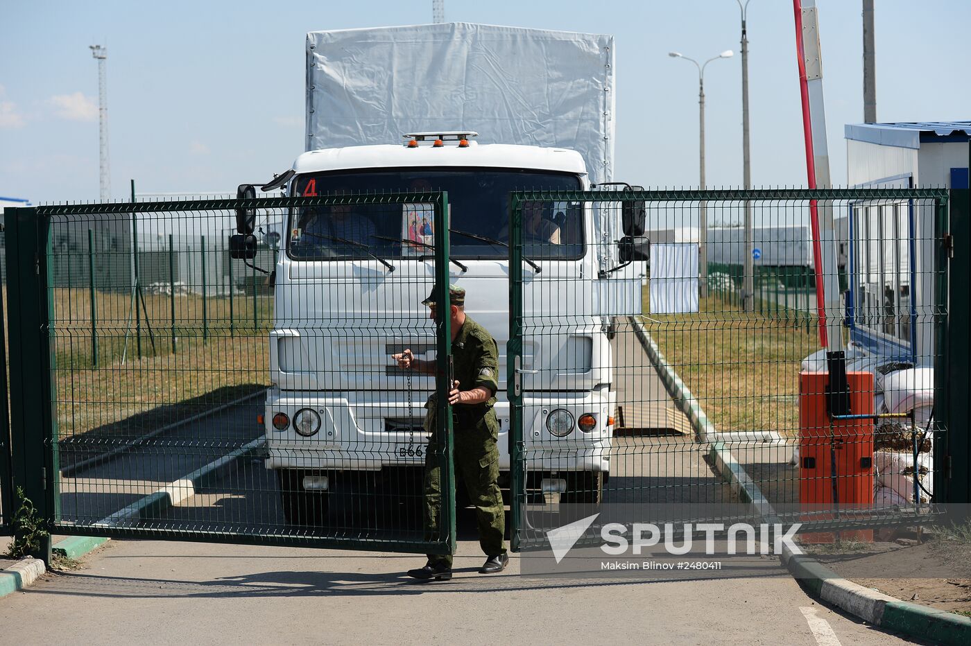 Russia's humanitarian aid convoy leaves Izvarino border crossing point, moves to Lugansk