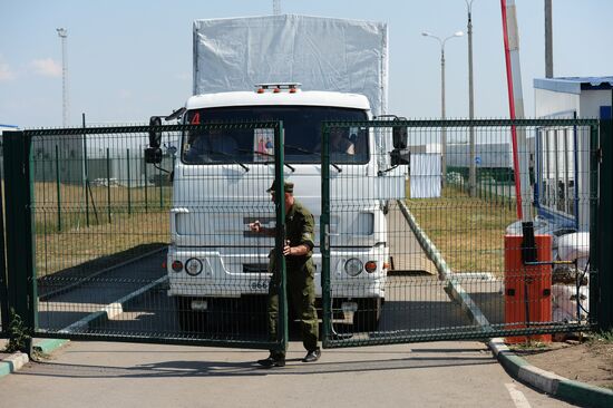 Russia's humanitarian aid convoy leaves Izvarino border crossing point, moves to Lugansk