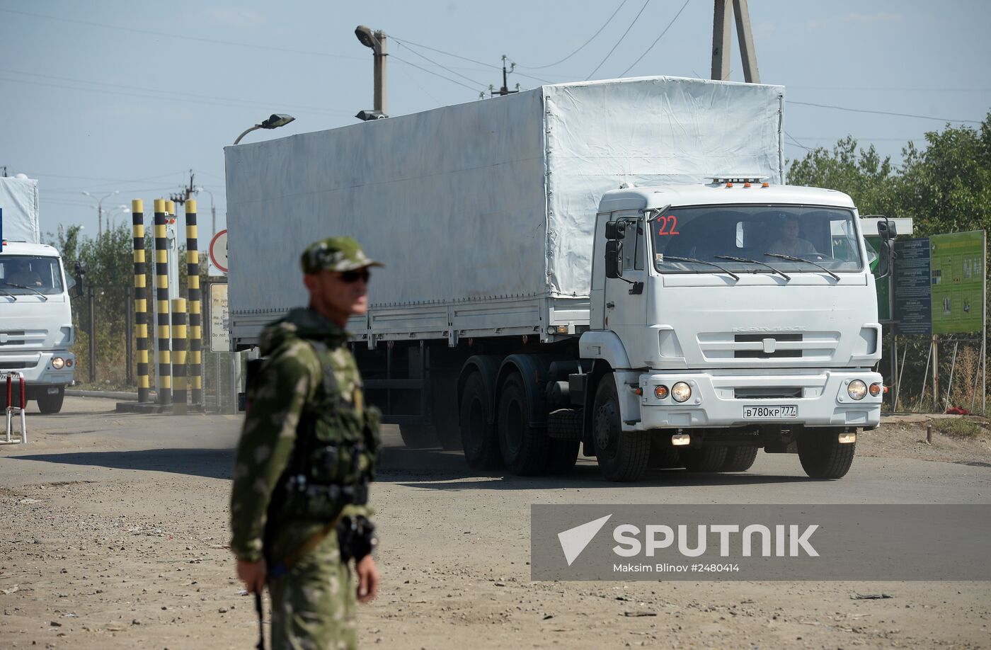 Russia's humanitarian aid convoy leaves Izvarino border crossing point, moves to Lugansk