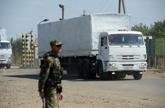 Russia's humanitarian aid convoy leaves Izvarino border crossing point, moves to Lugansk