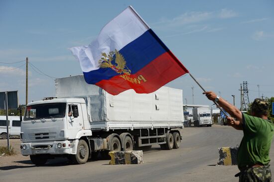 Russia's humanitarian aid convoy leaves Izvarino border crossing point, moves to Lugansk