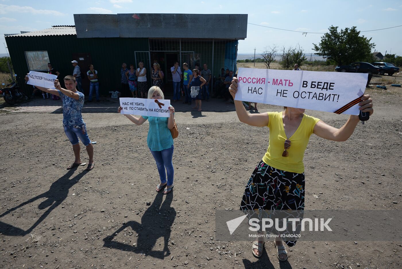 Russia's humanitarian aid convoy leaves Izvarino border crossing point, moves to Lugansk