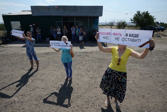 Russia's humanitarian aid convoy leaves Izvarino border crossing point, moves to Lugansk