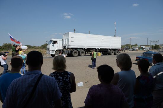 Russia's humanitarian aid convoy leaves Izvarino border crossing point, moves to Lugansk