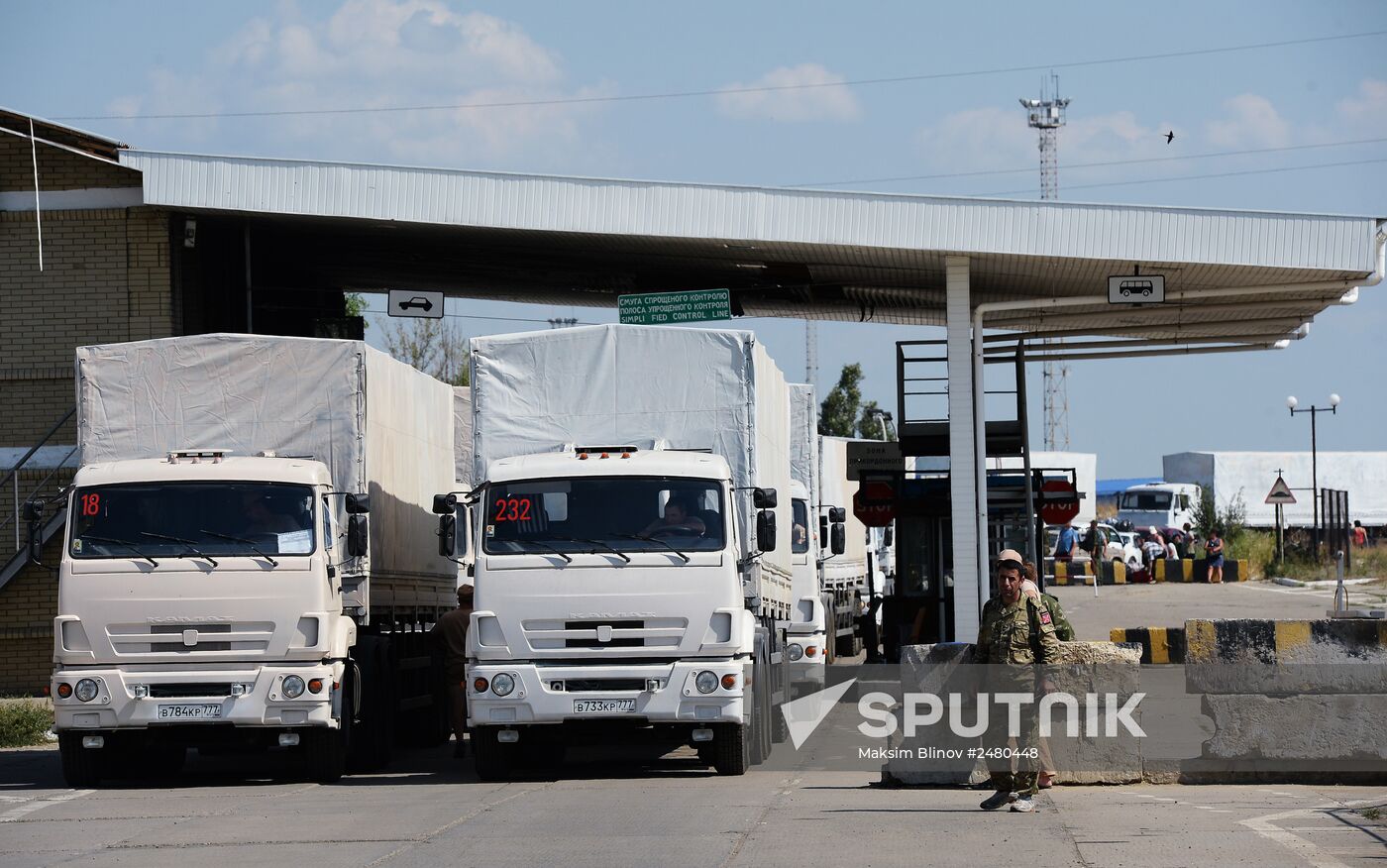 Russia's humanitarian aid convoy leaves Izvarino border crossing point, moves to Lugansk