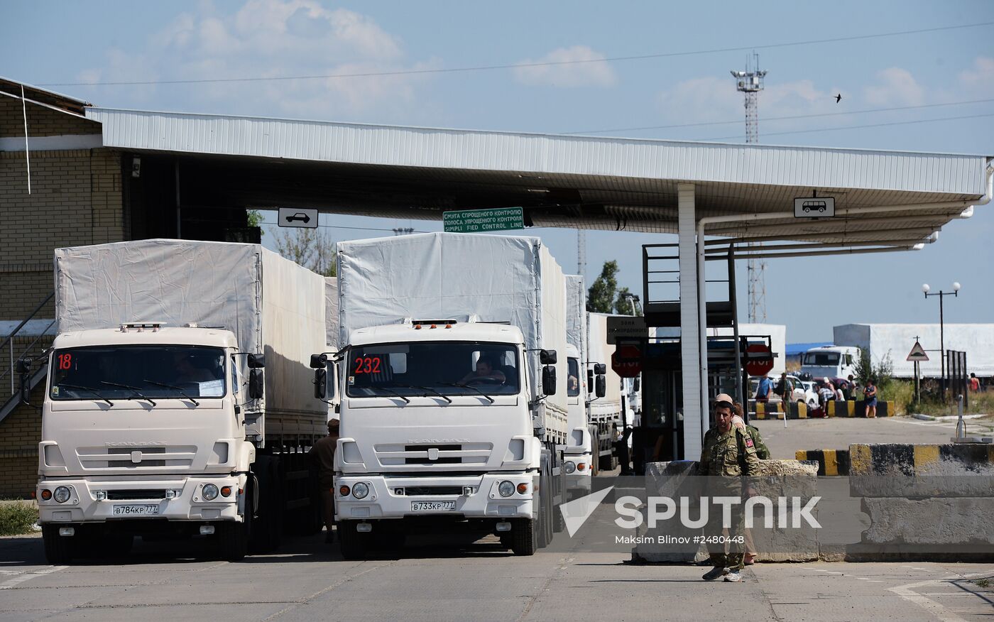 Russia's humanitarian aid convoy leaves Izvarino border crossing point, moves to Lugansk