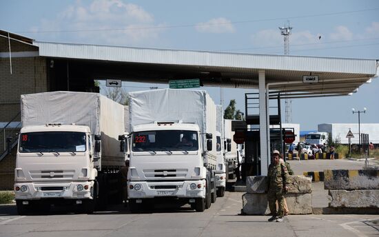 Russia's humanitarian aid convoy leaves Izvarino border crossing point, moves to Lugansk