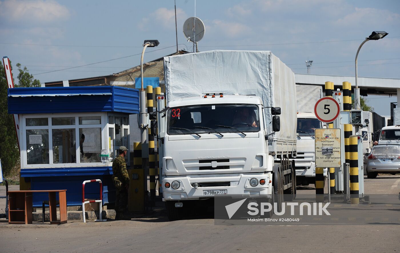 Russia's humanitarian aid convoy leaves Izvarino border crossing point, moves to Lugansk