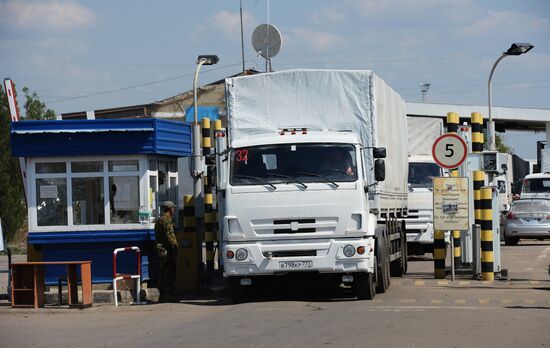 Russia's humanitarian aid convoy leaves Izvarino border crossing point, moves to Lugansk