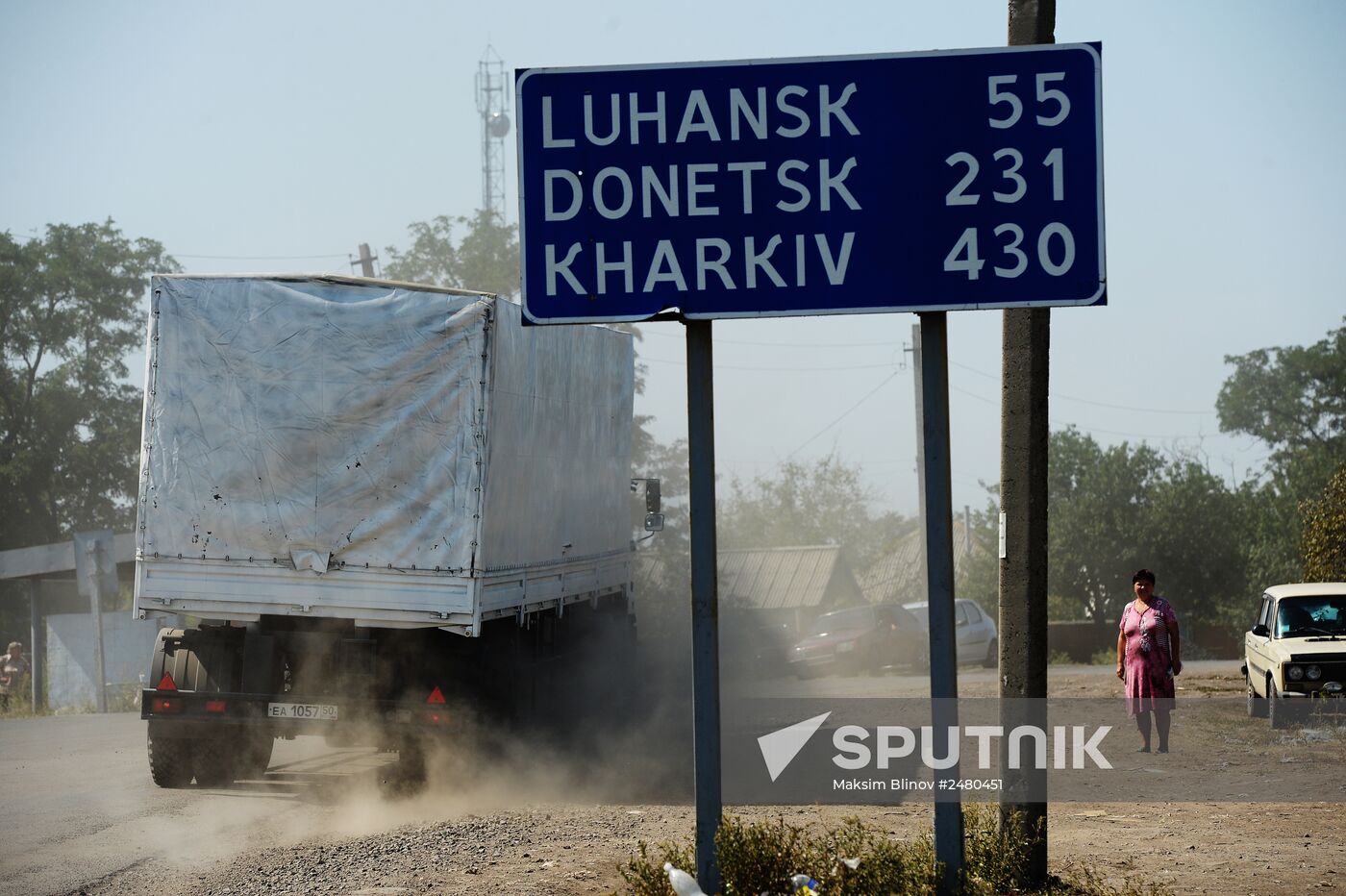 Russia's humanitarian aid convoy leaves Izvarino border crossing point, moves to Lugansk
