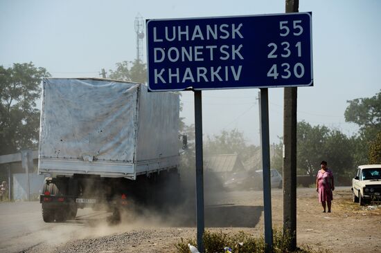 Russia's humanitarian aid convoy leaves Izvarino border crossing point, moves to Lugansk