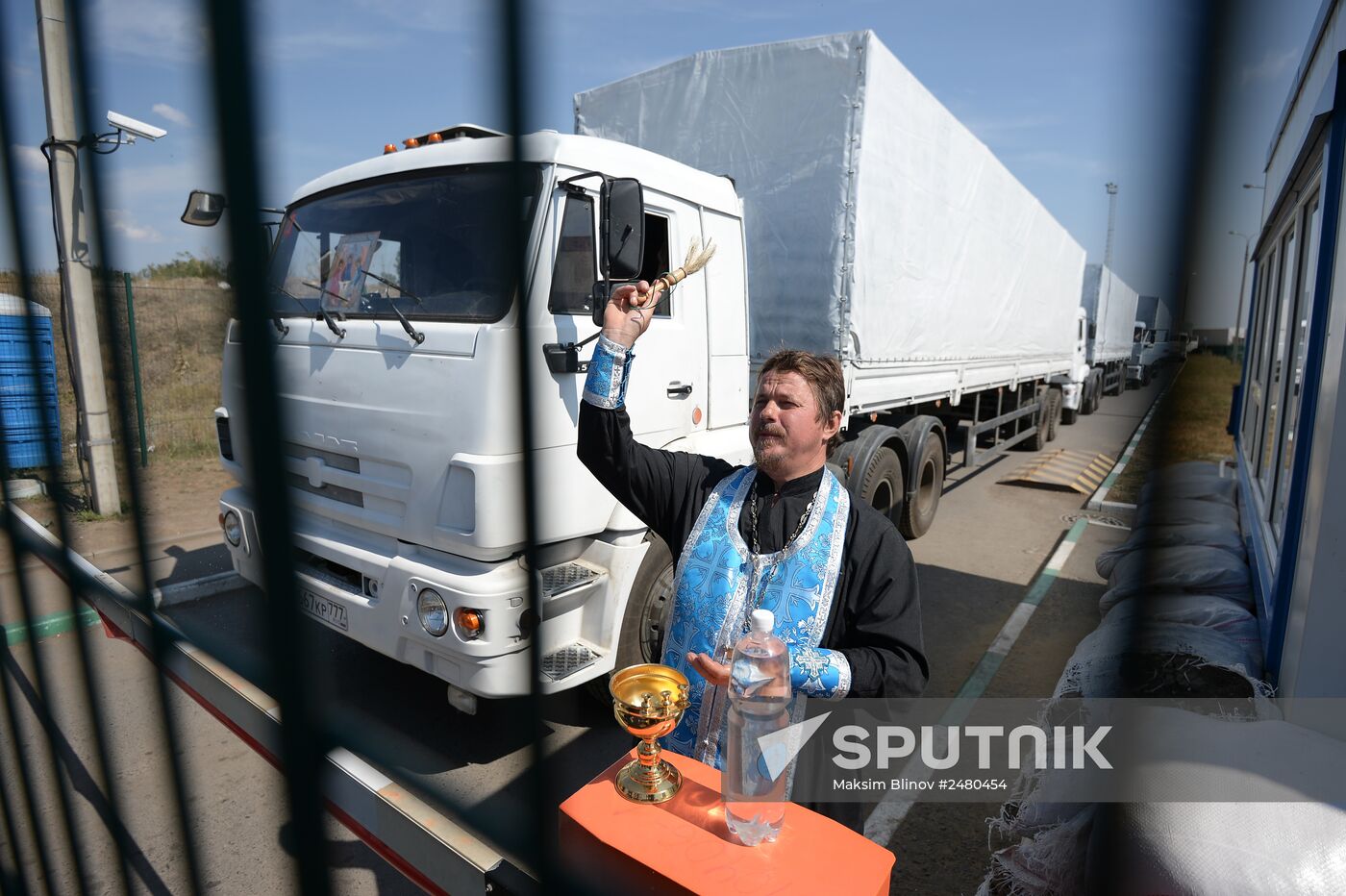 Russia's humanitarian aid convoy leaves Izvarino border crossing point, moves to Lugansk