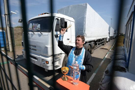 Russia's humanitarian aid convoy leaves Izvarino border crossing point, moves to Lugansk