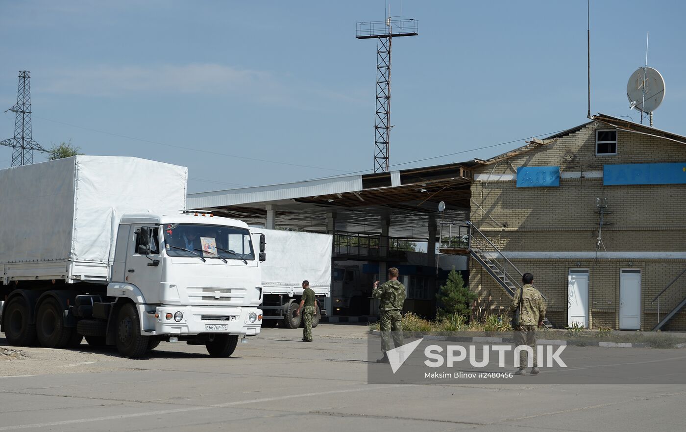 Russia's humanitarian aid convoy leaves Izvarino border crossing point, moves to Lugansk