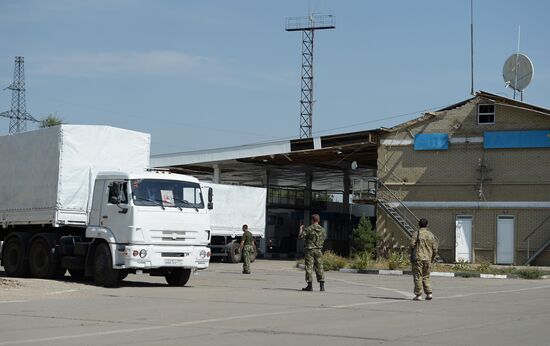 Russia's humanitarian aid convoy leaves Izvarino border crossing point, moves to Lugansk