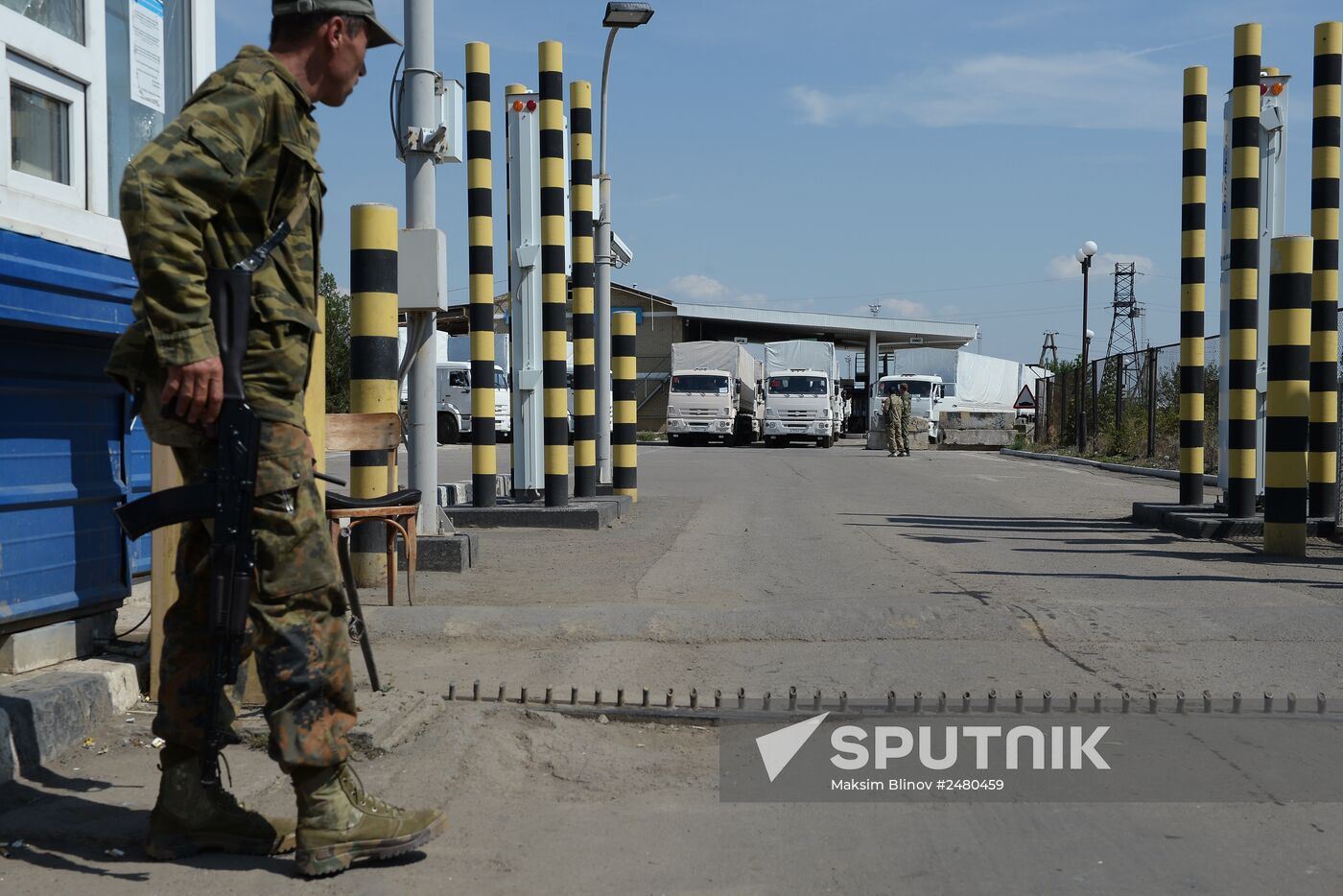 Russia's humanitarian aid convoy leaves Izvarino border crossing point, moves to Lugansk