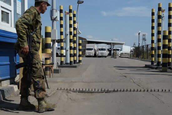 Russia's humanitarian aid convoy leaves Izvarino border crossing point, moves to Lugansk