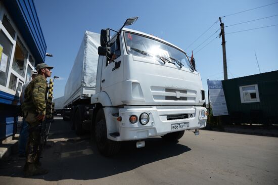 Russia's humanitarian aid convoy leaves Izvarino border crossing point, moves to Lugansk