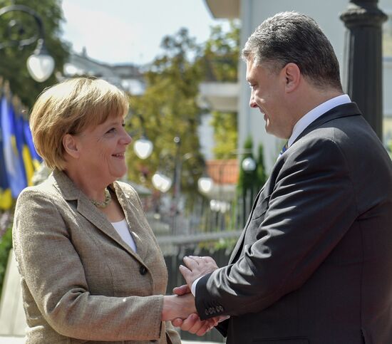 Petro Poroshenko meets with Angela Merkel