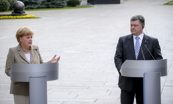 Petro Poroshenko meets with Angela Merkel
