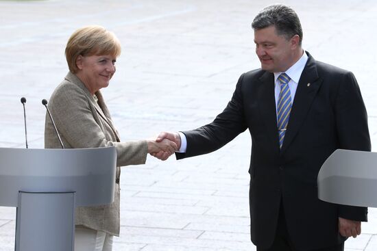 Petro Poroshenko meets with Angela Merkel