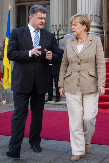 Petro Poroshenko meets with Angela Merkel