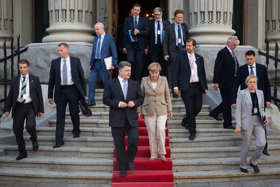 Petro Poroshenko meets with Angela Merkel