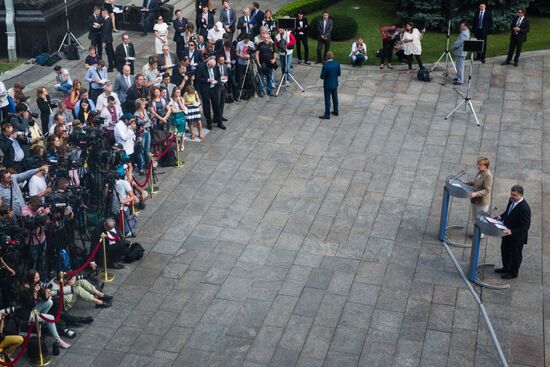 Petro Poroshenko meets with Angela Merkel