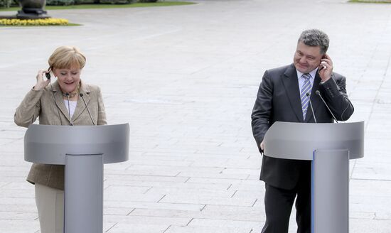 Petro Poroshenko meets with Angela Merkel