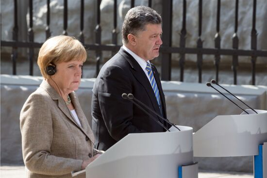 Petro Poroshenko meets with Angela Merkel