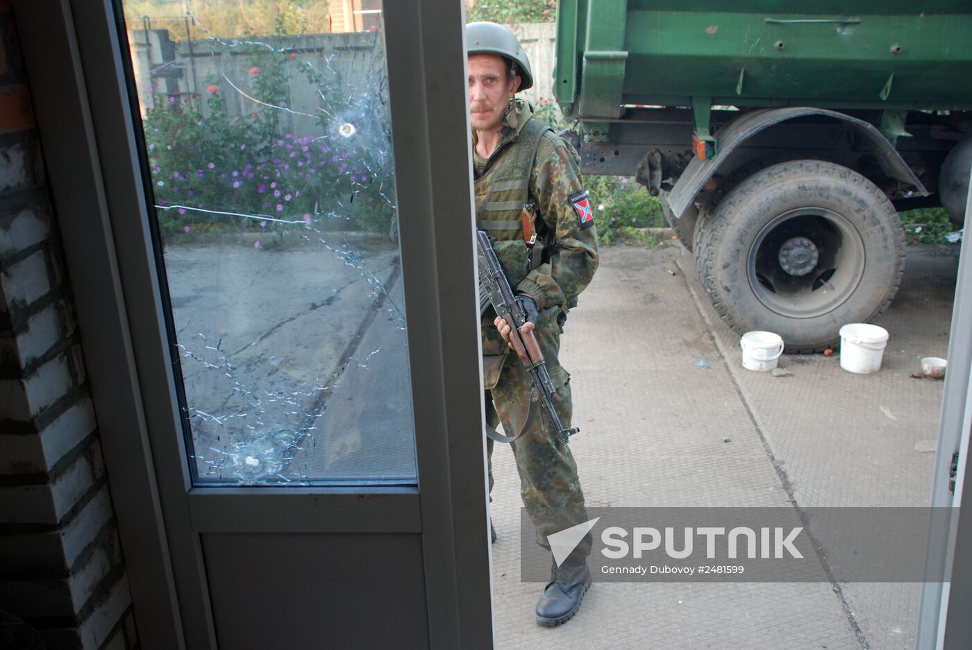 A Donetsk People's Republic militiaman in the town of Ilovaisk, Donetsk region. Location: Ukraine, Donetsk region. Author: Gennady Dubovoy/Sputnik. Update on Ilovaisk, Donetsk region