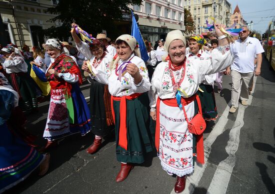 Parade of Embroidery 2014 in Kiev