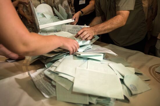 Counting ballots during Abkhazia's presidential election