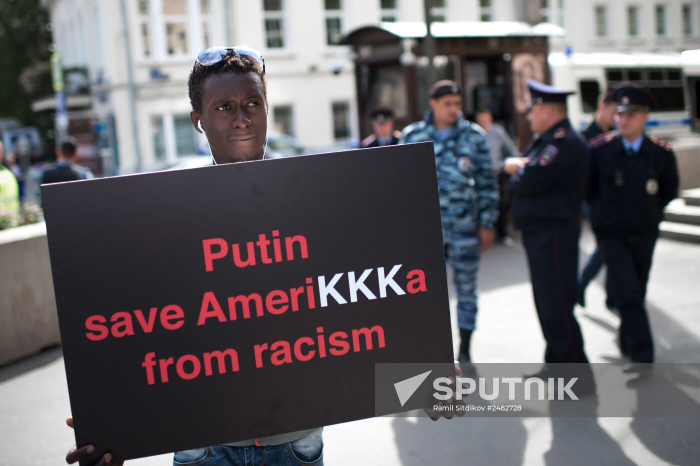 African Student Union holds one-person pickets near U.S. Embassy in Moscow