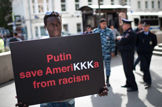 African Student Union holds one-person pickets near U.S. Embassy in Moscow