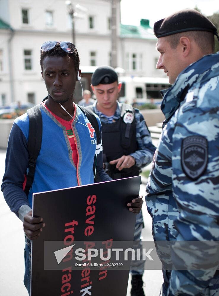 African Student Union holds one-person pickets near U.S. Embassy in Moscow