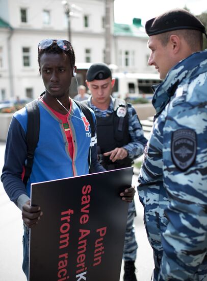 African Student Union holds one-person pickets near U.S. Embassy in Moscow