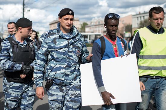 African Student Union holds one-person pickets near U.S. Embassy in Moscow