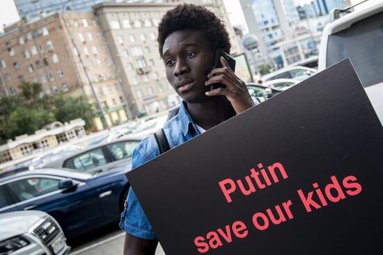 African Student Union holds one-person pickets near U.S. Embassy in Moscow