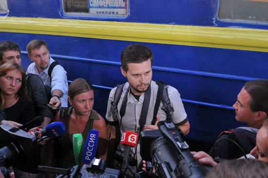 Russian journalists detained in Ukraine return to Crimea