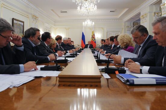 Vladimir Putin chairs meeting with Government members