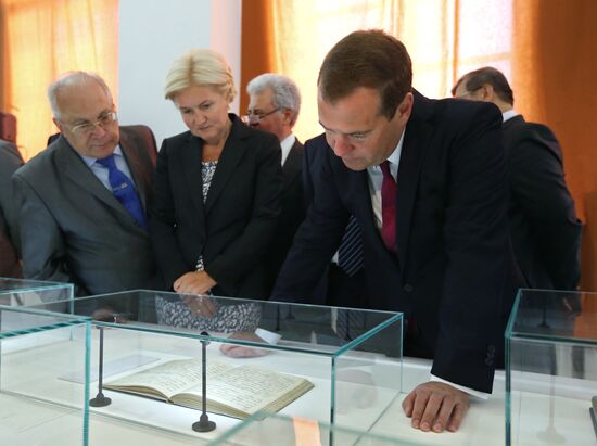 Dmitry Medvedev visits Look Into Eyes of War exhibition