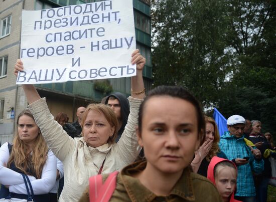 Protests outside DEfense Ministry in Kiev