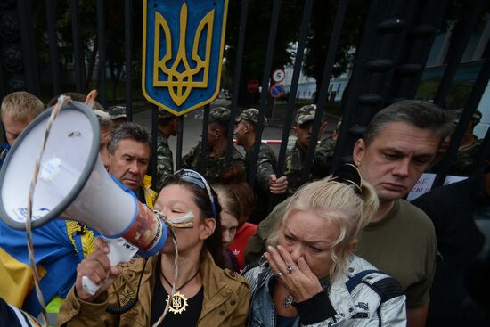 Protests outside DEfense Ministry in Kiev