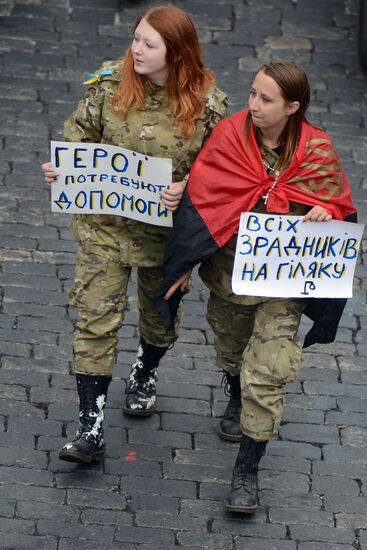 Protests outside DEfense Ministry in Kiev