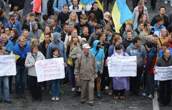 Protests outside DEfense Ministry in Kiev