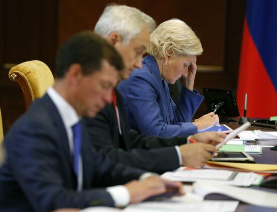 Dmitry Medvedev chairs government meeting in Gorki