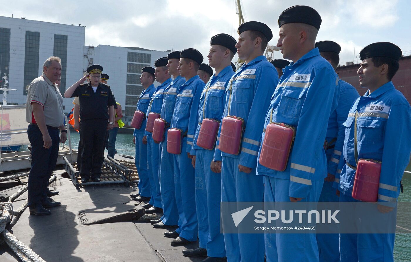 Dmitry Rogozin visits Zvezda Far Eastern Plant