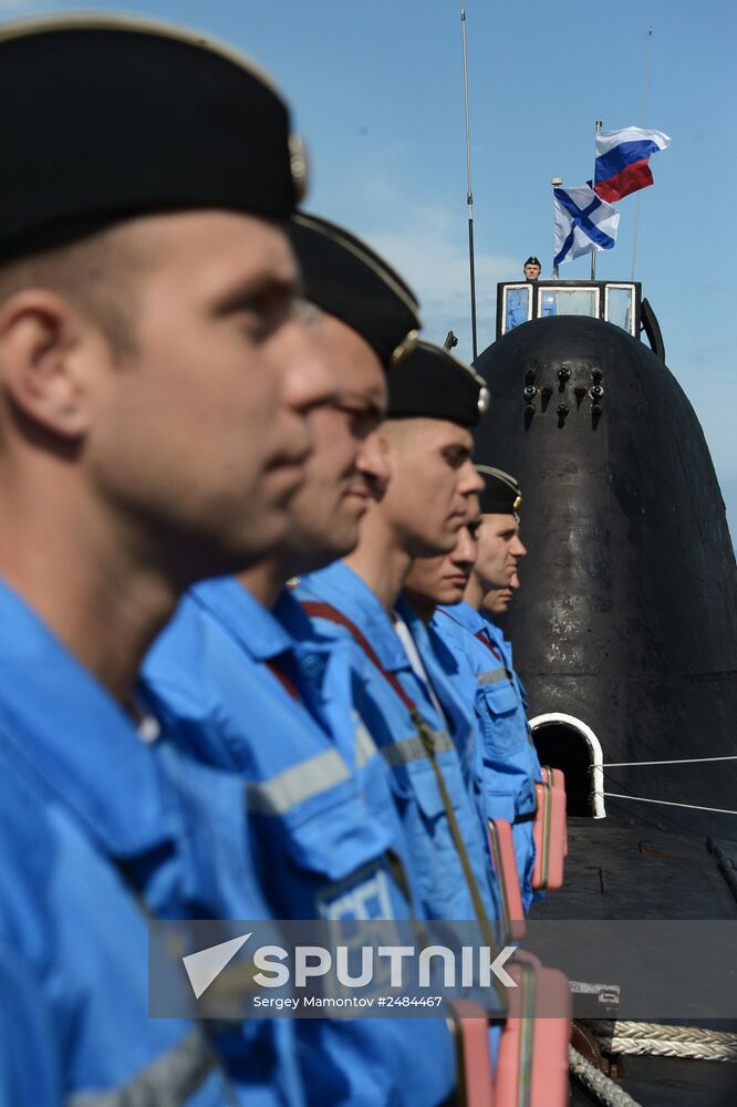 Dmitry Rogozin visits Zvezda Far Eastern Plant
