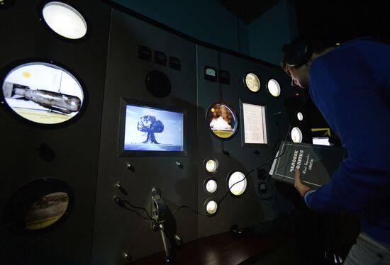 Multimedia installation imitating firing console of RDS-1 atomic bomb